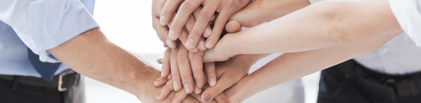 손 올리는 사람들